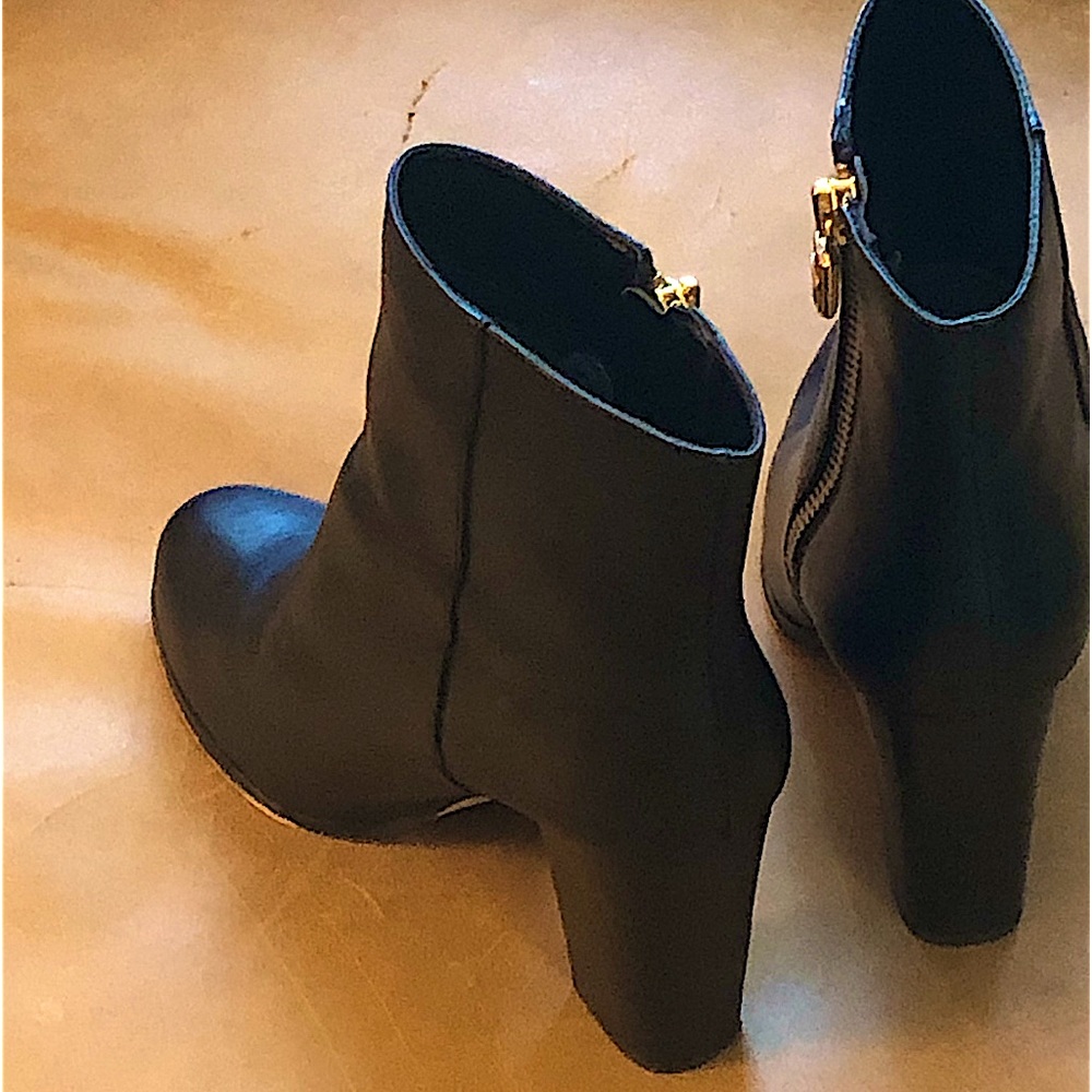 Michael Kors Black Leather Booties , Gold Side Zip With Lock Pull Woman’s 7 1/2 - Picture 14 of 15